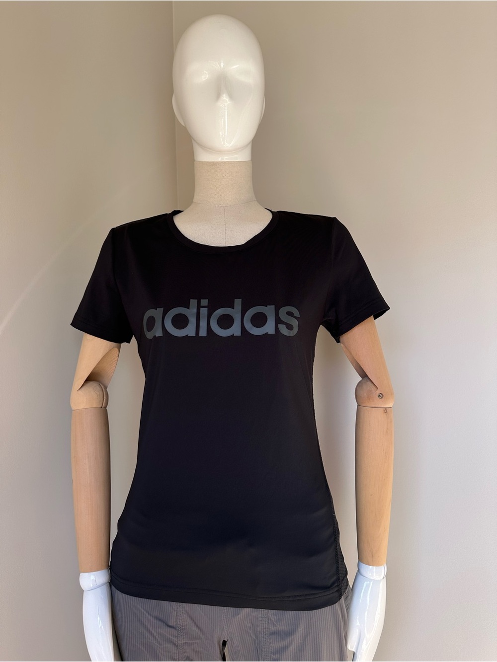 adidas Women’s Black Logo Crew Neck Tee size XS
